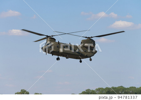 イギリス空軍チヌークHC2ヘリ低空飛行 イギリス空軍チヌークHC2ヘリ低空飛行 94781337