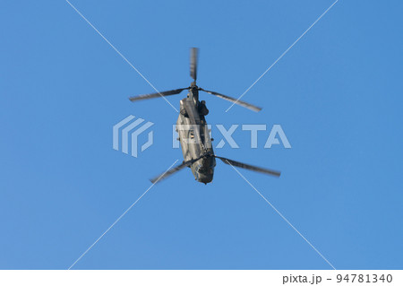 青空のイギリス空軍チヌークHC2ヘリ 青空のイギリス空軍チヌークHC2ヘリ 94781340
