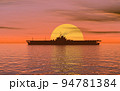 戦闘任務を終え、夕日を背景に航行する米国海軍空母エセックス（WW2） 94781384