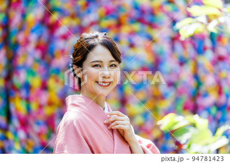 京都の観光名所でポーズをとる若く美しい着物女性 94781423