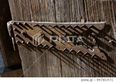 日本の古い門の金具 94781471