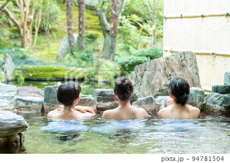温泉　露天風呂　女子旅 94781504