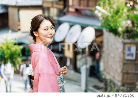 京都の街並みを歩く着物姿の女性 京都の街並みを歩く着物姿の女性 94781550