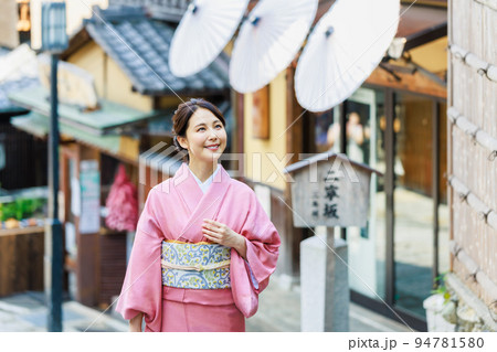 京都の街並みを歩く着物姿の女性 京都の街並みを歩く着物姿の女性 94781580
