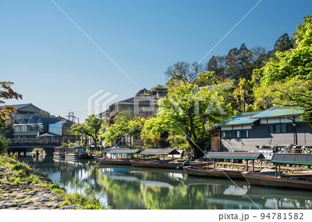 新緑の嵐山　渡月小橋付近の屋形船 94781582