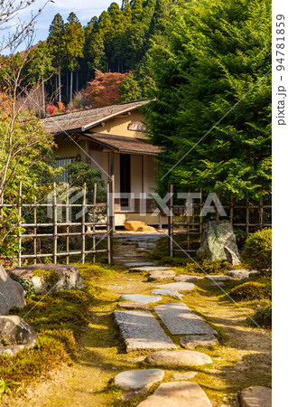 京都大原の秋 紅葉の実光院 茶室「理覚庵」 京都大原の秋 紅葉の実光院 茶室「理覚庵」 94781859
