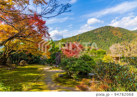 京都大原の秋　紅葉の実光院　旧理覚院庭園 94782068