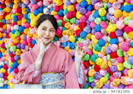 京都の観光名所でポーズをとる若く美しい着物女性 京都の観光名所でポーズをとる若く美しい着物女性 94782300