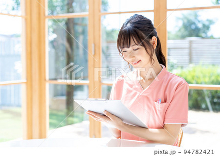 カウンセリングする若い女性 94782421