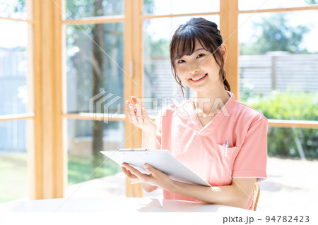 カウンセリングする若い女性 94782423