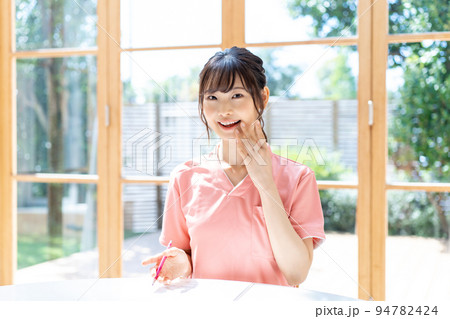 カウンセリングする若い女性 94782424