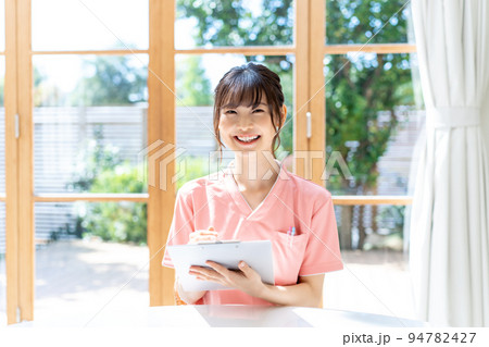 カウンセリングする若い女性 カウンセリングする若い女性 94782427