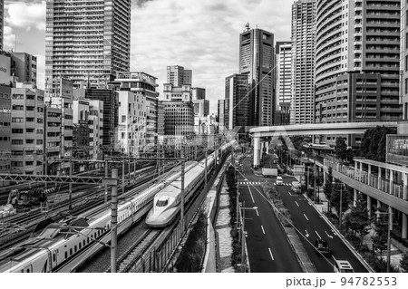 東京のビル街と交通 浜松町から汐留方向 行き交う新幹線 2022.09 b-5 モノクロ 東京のビル街と交通 浜松町から汐留方向 行き交う新幹線 2022.09 b-5 モノクロ 94782553