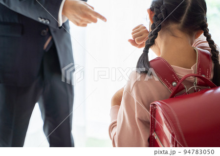 怒る大人と泣く小学生 94783050