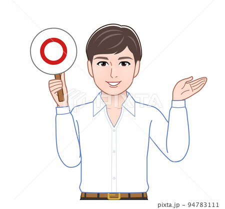 正誤判定のプレートを持つ男性 94783111