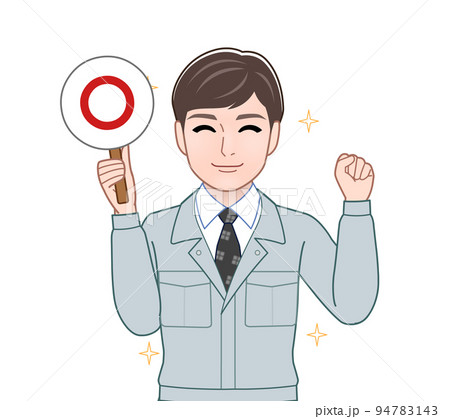 正誤判定のプレートを持つ男性 94783143