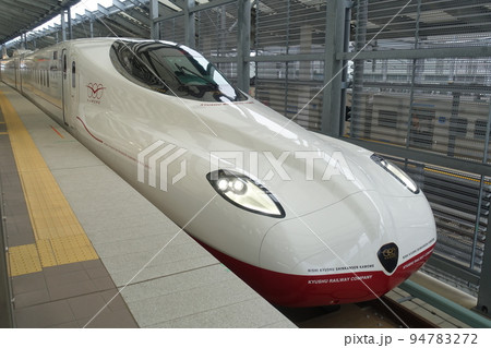 長崎駅のホームで出発を待つ西九州新幹線かもめ 94783272