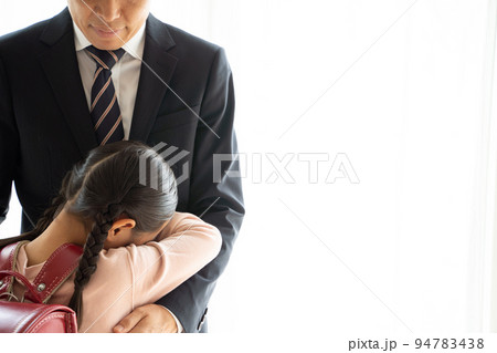 泣く小学生と慰める男性 泣く小学生と慰める男性 94783438