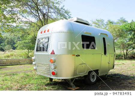 レトロ風なキャンピングトレーラー レトロ風なキャンピングトレーラー 94783491