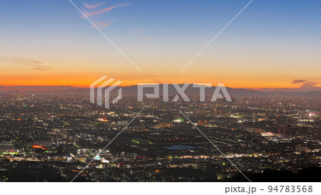 【大阪平野を一望 (夕景)】 (高解像度版) 撮影場所：大阪府八尾市大字神立 94783568
