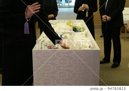 別れを惜しむ家族 94783823