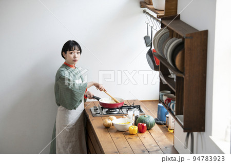 料理をする若い女性 カメラ目線 料理をする若い女性 カメラ目線 94783923