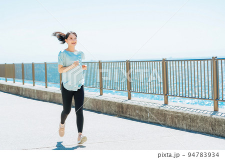 ジョギングをする女性 94783934