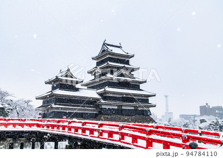 長野県松本市 雪の降る松本城 長野県松本市 雪の降る松本城 94784110