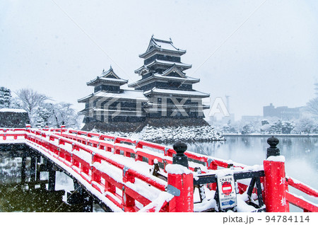 長野県松本市　雪の降る松本城 94784114