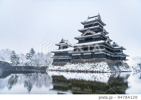 長野県松本市 雪の降る松本城 長野県松本市 雪の降る松本城 94784120