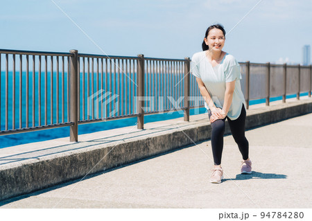 ストレッチをする女性 ストレッチをする女性 94784280