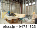 内装工事中の材料と道具 94784323