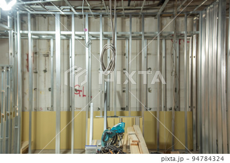 店舗の内装工事中 94784324