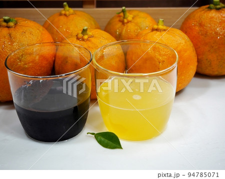ダイダイの搾り汁と醤油でポン酢を作る ダイダイの搾り汁と醤油でポン酢を作る 94785071