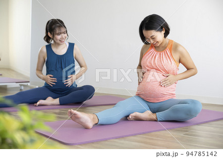 マタニティヨガ　イメージ　笑顔の2人の妊娠中の女性 94785142