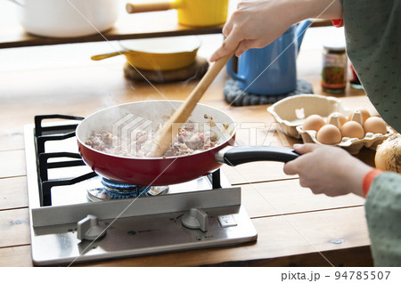 ガパオライスを作る若い女性　手元　イメージ 94785507