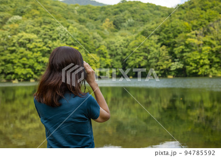 裏磐梯の湖沼を眺める女性 裏磐梯の湖沼を眺める女性 94785592