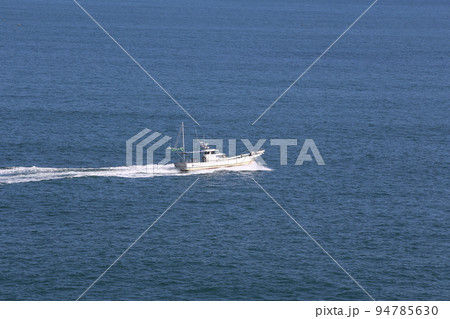 漁船　ヨット　伊勢　安乗　的矢湾　海　伊勢　太平洋　安乗岬　安乗灯台　三重県　船舶　海洋 94785630