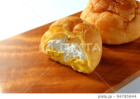 ホイップクリームとカスタードクリームのシュークリームの断面 94785644
