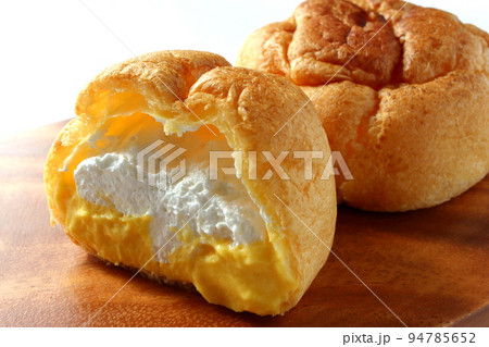 ホイップクリームとカスタードクリームのシュークリームの断面 94785652