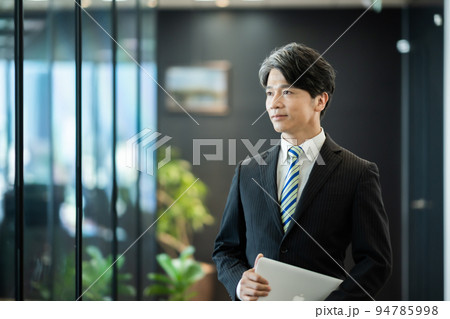 ミドルのプロフェッショナルビジネスマン ミドルのプロフェッショナルビジネスマン 94785998
