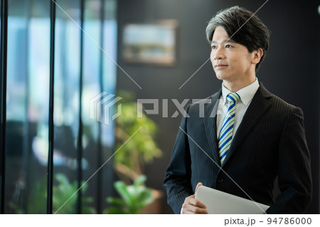 ミドルのプロフェッショナルビジネスマン 94786000