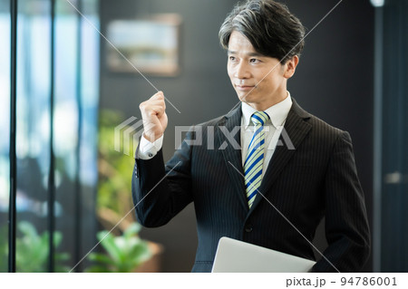 ガッツポーズのミドルのビジネスマン 94786001
