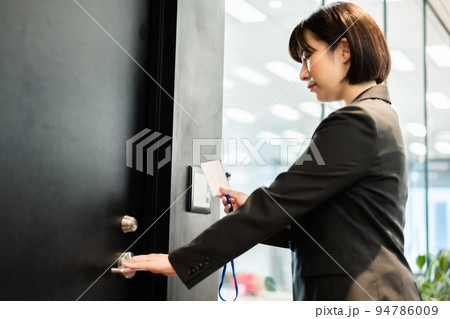 セキュリティーゾーンに入るキャリアウーマン セキュリティーゾーンに入るキャリアウーマン 94786009