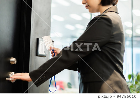 セキュリティーゾーンに入るキャリアウーマン　顔無し 94786010