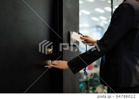 セキュリティの高いオフィスに入室する女性　顔無し 94786012