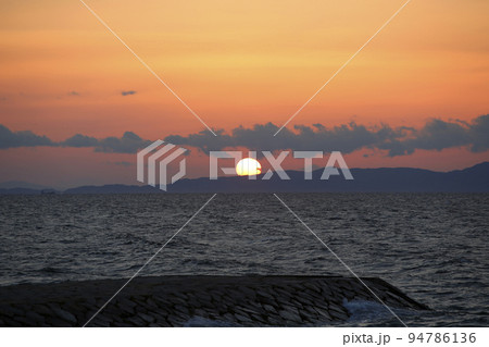 夕日　夕焼け　大阪湾　泉南マーブルビーチ　りんくう　りんくうタウン　泉南市　夕暮れ　日没　 94786136