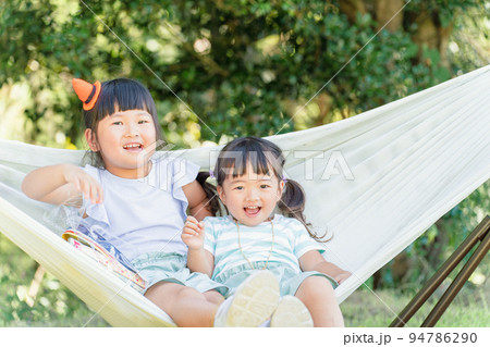 ハロウィンの格好でハンモックに座る子供達 ハロウィンの格好でハンモックに座る子供達 94786290