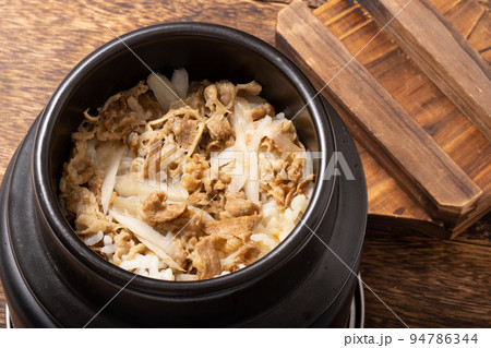 牛肉とごぼうの釜飯　炊き込みご飯 94786344