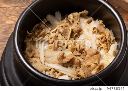牛肉とごぼうの釜飯　炊き込みご飯 94786345